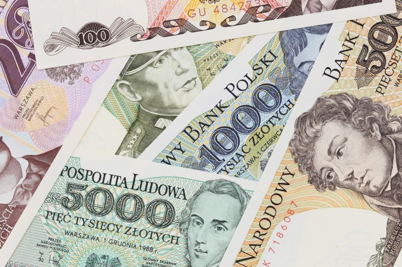 ​"Banknoty i monety z czasów Polski Ludowej cieszą się wielkim powodzeniem. Ceny nie przestają rosnąć, a aukcje kończą się rekordowymi licytacjami" - informuje "Rzeczpospolita". /alexwhite /123RF/PICSEL