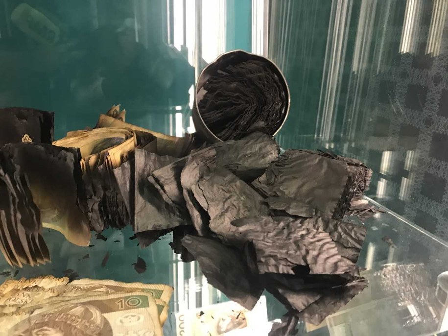 Banknoty, które do Narodowego Banku Polskiego trafiły po pożarze hal magazynowych i sklepów w Wólce Kosowskiej pod Warszawą. Maszyna potrafi rozpoznać, jaki to nominał! /Fot. Michał Dobrołowicz /RMF FM