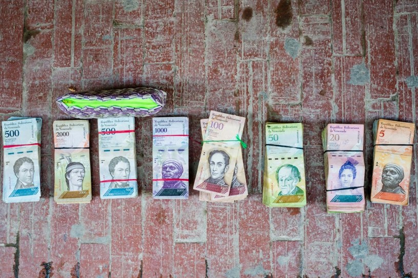 Banknoty w Wenezueli przez hiperinflację praktycznie przestały być używane jako środek płatniczy. Ratunkiem dla Wenezuelczyków są transakcje w sieci. /East News