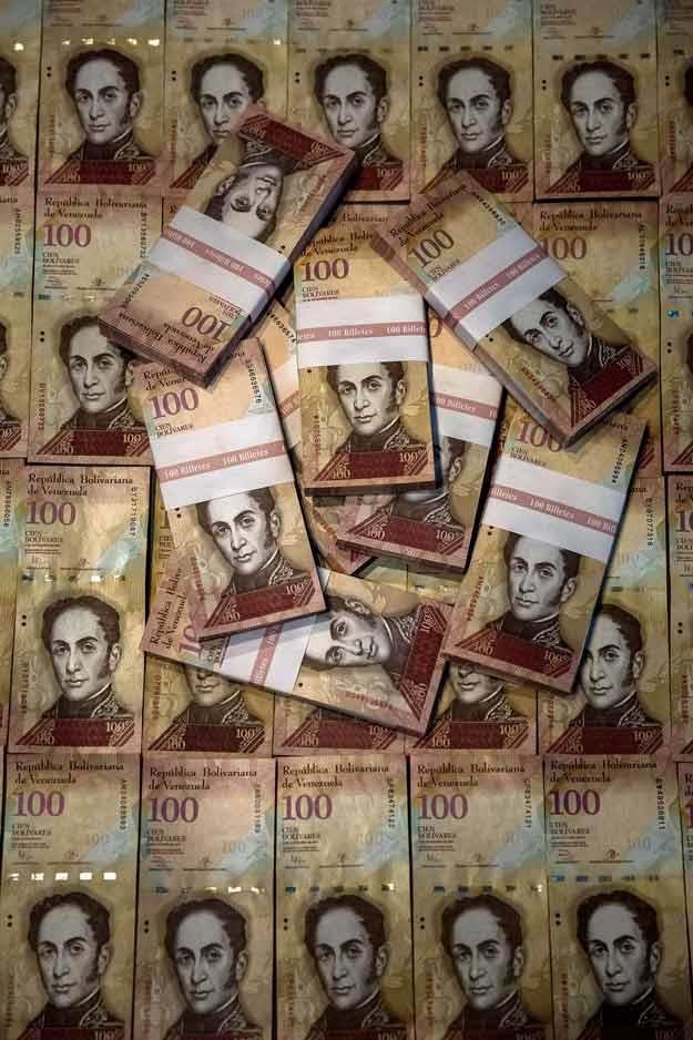 Banknoty z Wenezueli o nominale 100 bolivarów /EPA
