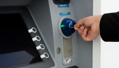 Bankomat może wciągnąć kartę i nie oddać. Wystarczy papierek i wyzerują konto