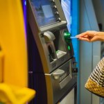 Bankomat może wciągnąć kartę. Najpierw się zablokuje, potem na koncie zostanie 0 zł
