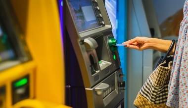 Bankomat może wciągnąć kartę. Najpierw się zablokuje, potem na koncie zostanie 0 zł