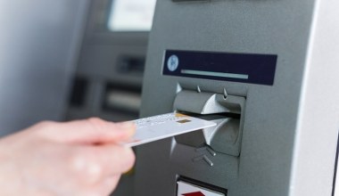 Bankomat nagle wciągnie kartę i wyzeruje konto. Wystarczy jeden papierek