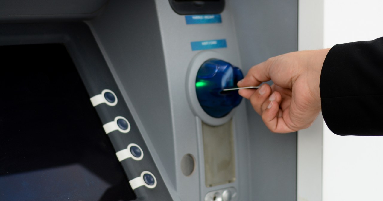 Bankomat nie odda karty, potem konto zostanie wyzerowane. Wystarczy papierek /123RF/PICSEL