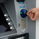 Bankomat nie odda karty, potem wyzeruje ci konto. Wystarczy papierek