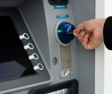 Bankomat nie odda karty, potem wyzeruje ci konto. Wystarczy papierek