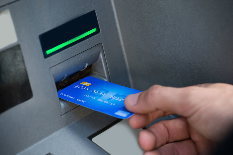 Bankomat połknie kartę, potem wyzerują konto. Wystarczy naklejka i papierek /123RF/PICSEL