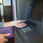 Bankomat wciągnął kartę. Czy powinniśmy ją zastrzec, czy próbować odzyskać?