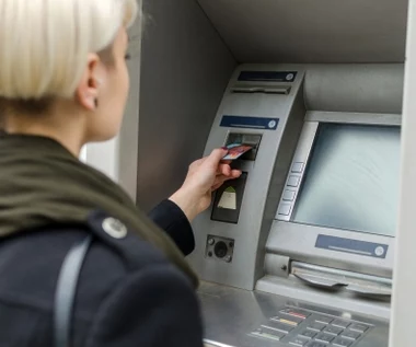 Bankomat wciągnie kartę, ale to nie awaria. Uważaj, oszuści mają zaskakujący sposób