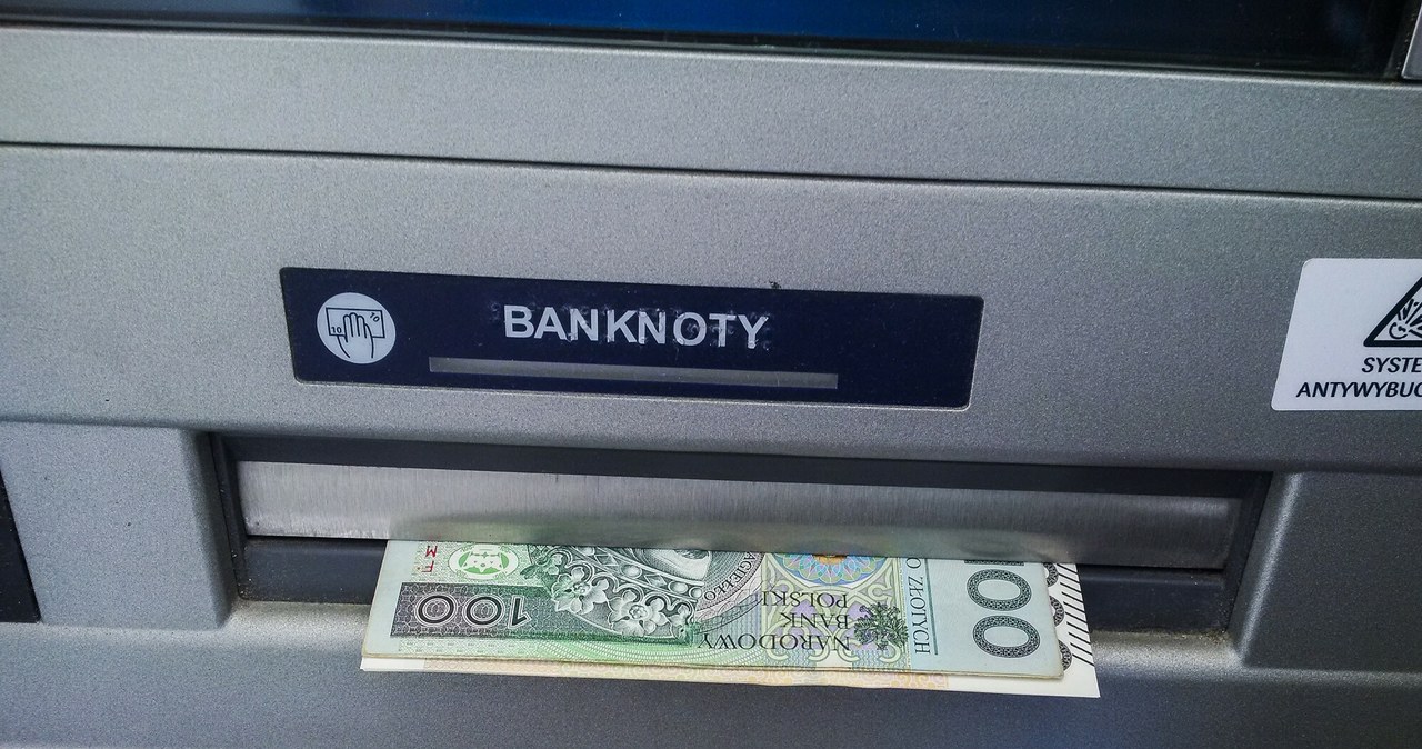 Bankomat więcej gotówki nie wypłaci. Takie są limity / Artur Szczepanski /Reporter