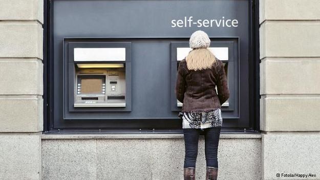 Bankomat wydał gotówkę i złamał klientowi palec /Deutsche Welle