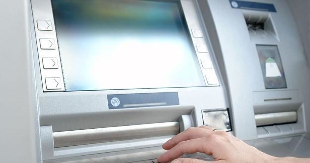 Bankomat "zjadł" ci kartę? Nie panikuj! /&copy;123RF/PICSEL