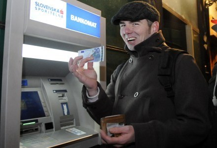 Bankomaty coraz częściej stają się celem ataków cyberprzestępców /AFP