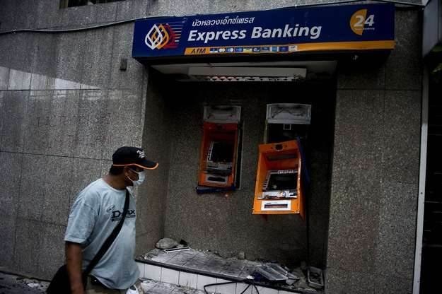 Bankomaty nieustannie są pod atakiem technologicznych przestępców /AFP