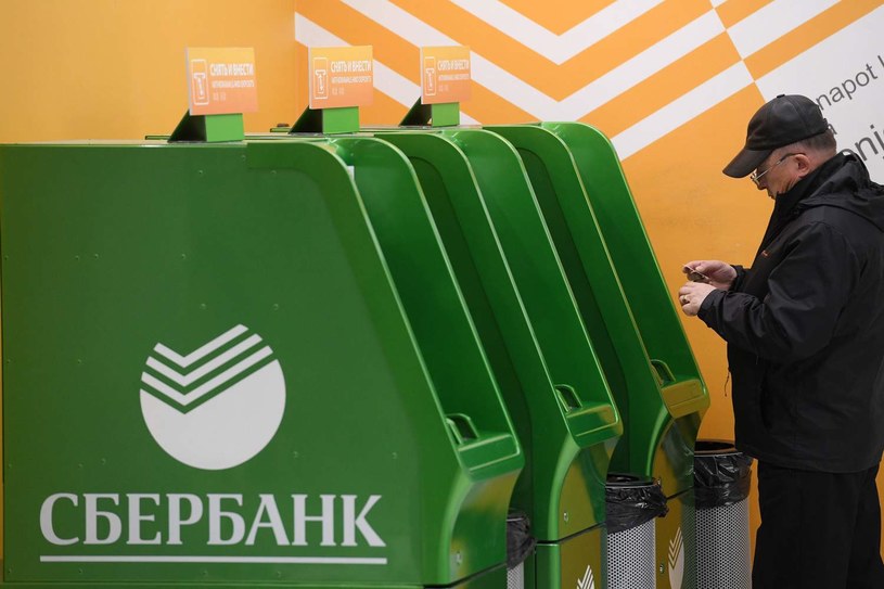 Bankomaty Sberbanku na lotnisku Szeremietiewo w Moskwie /AFP