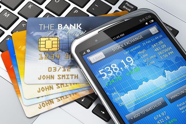 Bankowość mobilna wymaga ostrożności... /&copy;123RF/PICSEL