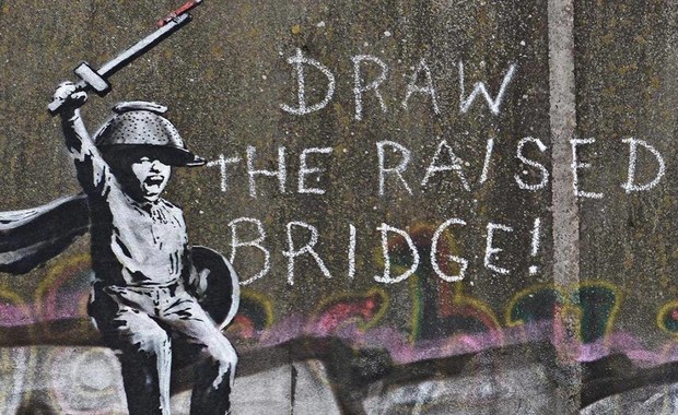 Banksy na moście. To aluzja do Brexitu