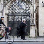 Banksy znowu prowokuje. Nowy mural w Londynie oskarża sądy