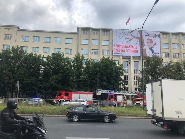 Banner Greenpeace na gmachu resortu środowiska /Michał Dobrołowicz /RMF FM