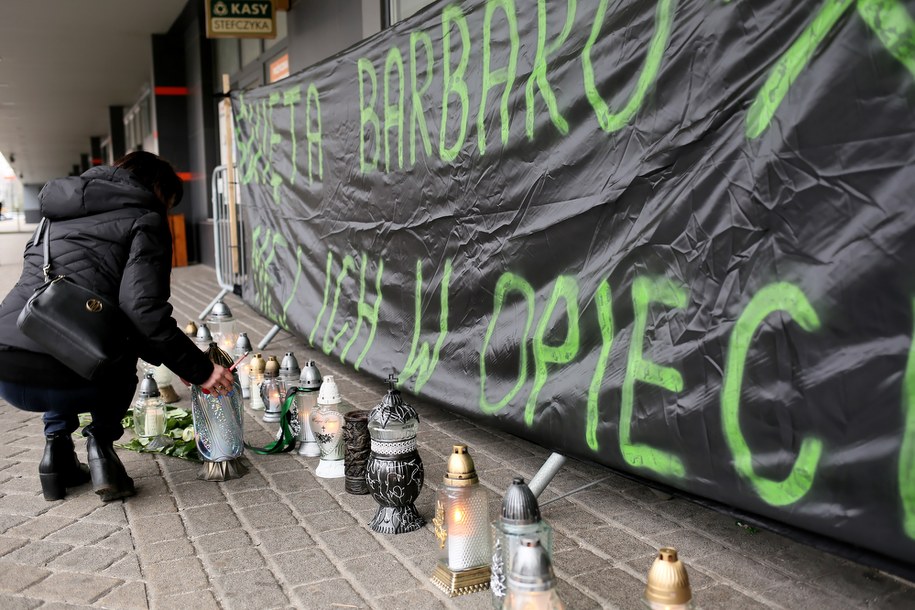 Banner i znicze przed budynkiem kopalni Jastrzębskiej Spółki Węglowej Pniówek w Pawłowicach /Zbigniew Meissner /PAP