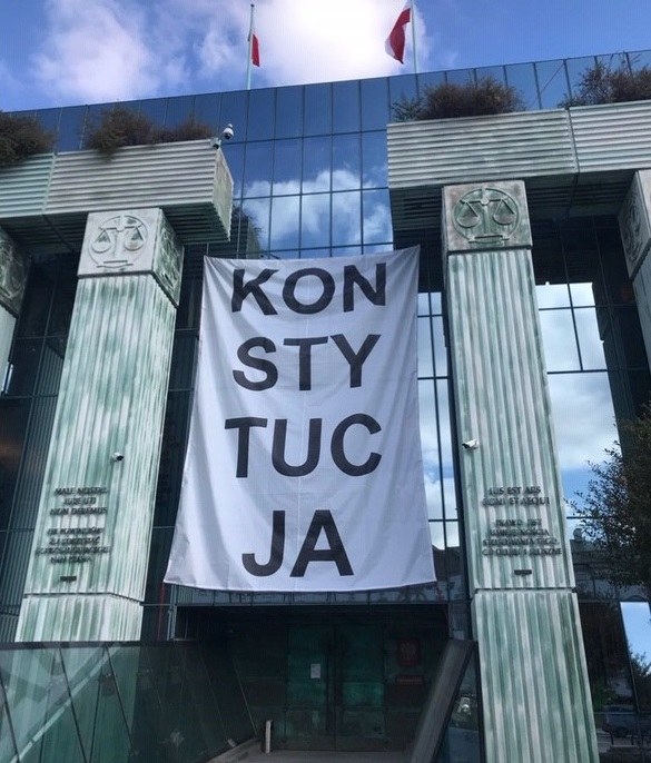 Banner "Konstytucja" na gmachu Sądu Najwyższego /Tomasz Skory  /RMF FM