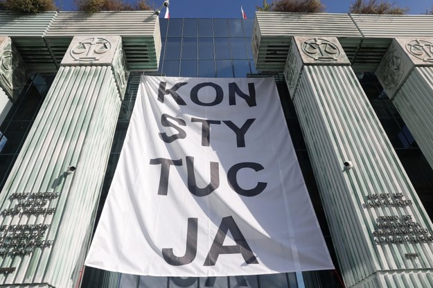 Banner "Konstytucja" na gmachu Sądu Najwyższego / 	Tomasz Gzell    /PAP