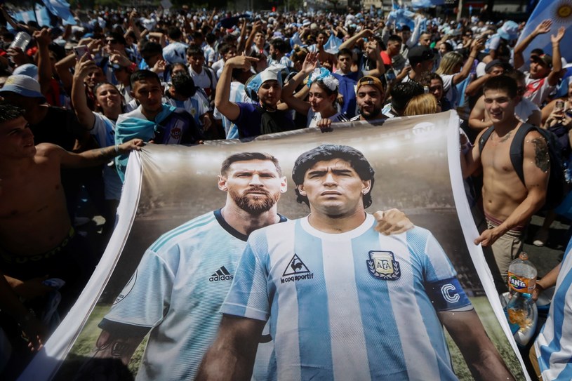 Banner przedstawiający gwiazdy argentyńskiego futbolu: Lionela Messiego (po lewej) i nieżyjącego już Diego Maradona (po prawej) /Emiliano Lasalvia /AFP