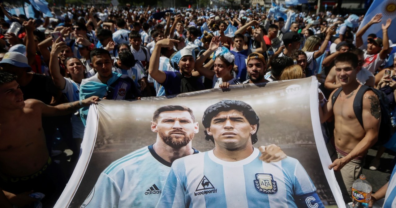 Banner przedstawiający gwiazdy argentyńskiego futbolu: Lionela Messiego (po lewej) i nieżyjącego już Diego Maradona (po prawej) /Emiliano Lasalvia /AFP