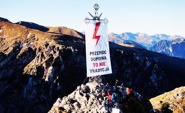 Banner Strajku Kobiet na krzyżu na Giewoncie. Nowe informacje z prokuratury