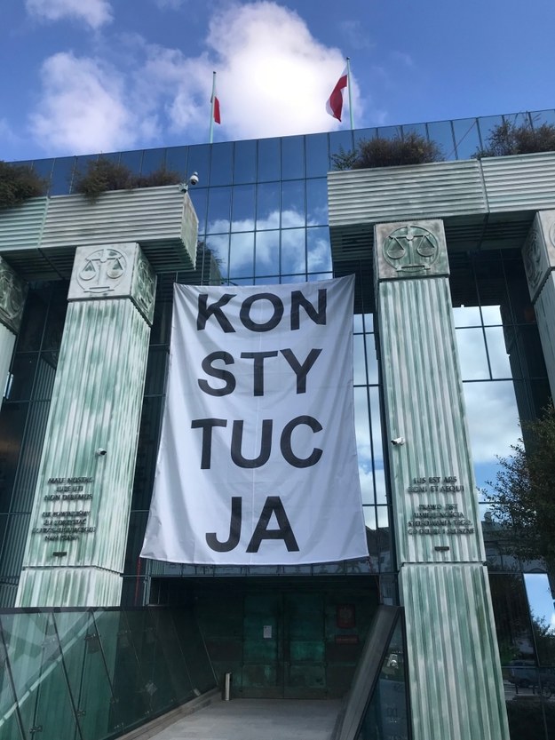 Banner z napisem Konstytucja na budynku Sądu Najwyższego /Tomasz Skory  /RMF FM