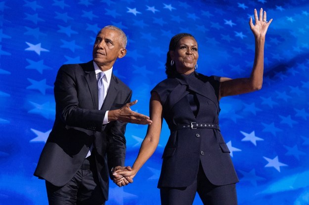 Barack i Michelle Obamowie podczas konwencji Partii Demokratycznej w Chicago. /MICHAEL REYNOLDS    /PAP/EPA