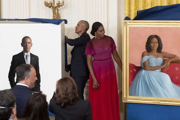 Barack i Michelle Obamowie razem ze swoimi portretami. /MICHAEL REYNOLDS    /PAP/EPA