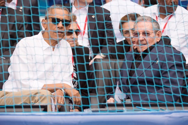 Barack Obama i Raul Castro na meczu amerykańskiej drużyny baseballu w Hawanie /MICHAEL REYNOLDS    /PAP/EPA