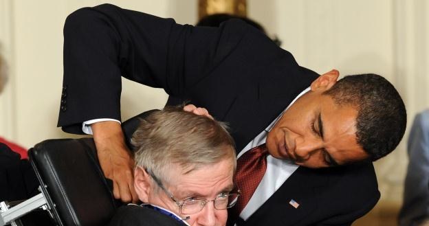 Barack Obama odznacza Hawkinga Medalem Wolności /AFP