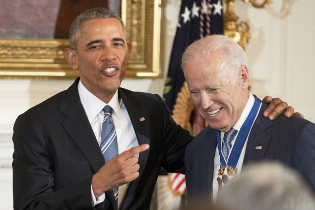 Barack Obama podczas wręczania Joe Bidenowi orderu /MICHAEL REYNOLDS    /PAP