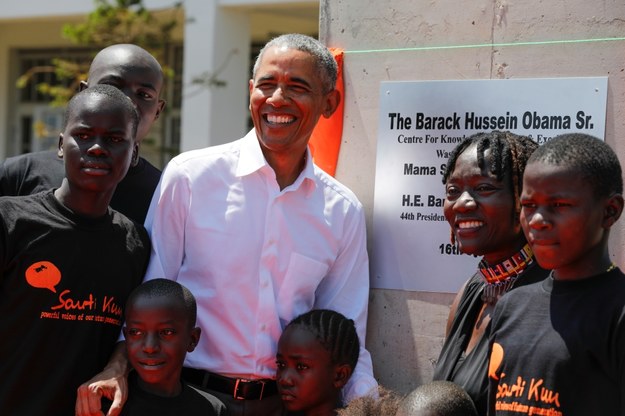 Barack Obama pozuje do zdjęcia ze swoją przyrodnią siostrą Aumą Obama (druga z prawej) i uczniami z Kogelo /DAI KUROKAWA /PAP/EPA