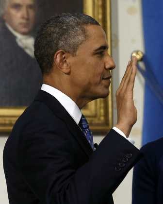 Barack Obama składa przysięgę w Białym Domu /LARRY DOWNING POOL  /PAP/EPA