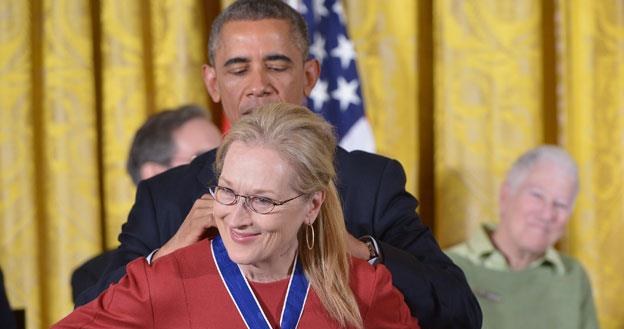 Barak Obama wręcza Prezydencki Medal Wolności Meryl Strrep /AFP