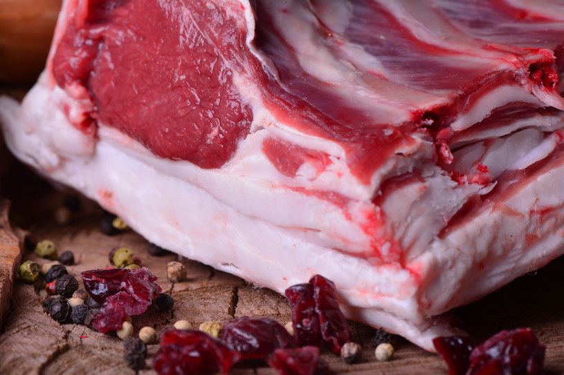 Baranina jest skuteczna w profilaktyce raka. W skład tego mięsa wchodzi substancja o silnych właściwościach antyrakowych /123RF/PICSEL