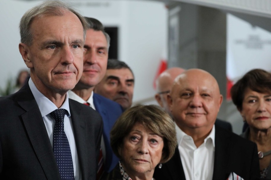 Barbara Borys-Damięcka (w centrum) w towarzystwie innych senatorów Koalicji Obywatelskiej: Bogdana Klicha, Waldemara Sługockiego, Piotra Zientarskiego i Jadwigi Rotnickiej / 	Tomasz Gzell    /PAP