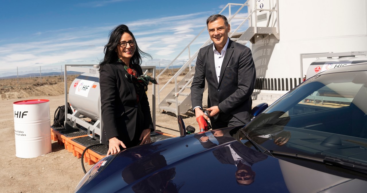 Barbara Frenkel, członkini zarządu Porsche AG ds. zamówień, i Michael Steiner, członek zarządu Porsche AG ds. badań i rozwoju, tankują Porsche 911 pierwszą partią syntetycznego paliwa /materiały prasowe