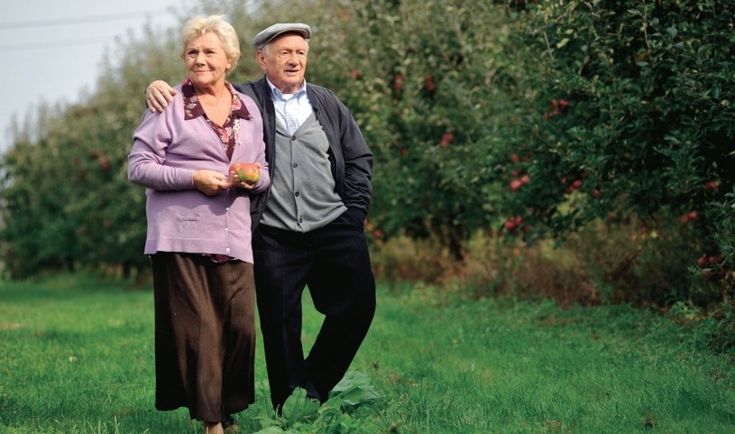 Barbara i Lucjan – seniorzy rodu Mostowiaków, którzy spędzili razem kilkadziesiąt lat – wybiorą się na jeden ze swych ostatnich spacerów we dwoje /Agencja W. Impact