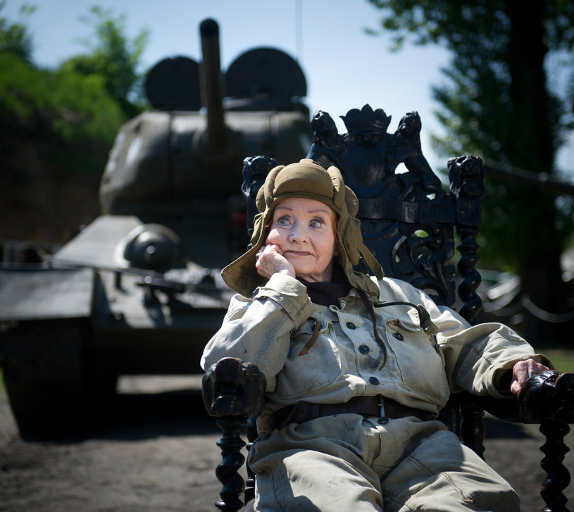Barbara Krafftówna na tle czołgu "Rudy 102". Aktorka przygotowuje się do benefisu, 2013 rok. /Bartosz Krupa / East News /East News
