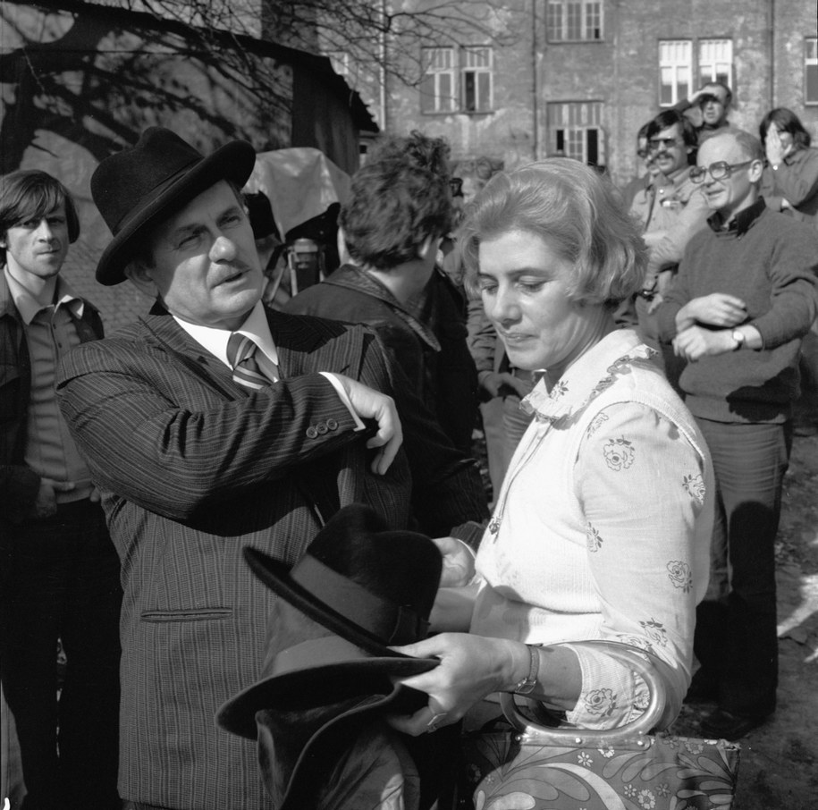 Barbara Ptak z Tadeuszem Łomnickim na planie filmu ”Gdziekolwiek jesteś Panie Prezydencie” Andrzeja Trzosa-Rastawieckiego; Warszawa 1978 /Witold Rozmysłowicz   /PAP