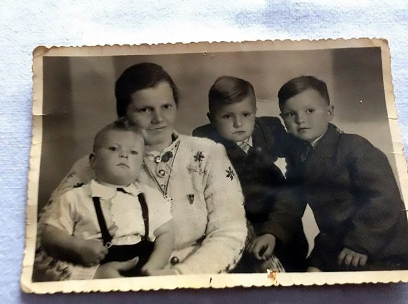 Barbara Stadler z synami: Adolfem, Peterem i Alfredem / fot: CEN/monitorulsv.ro /East News