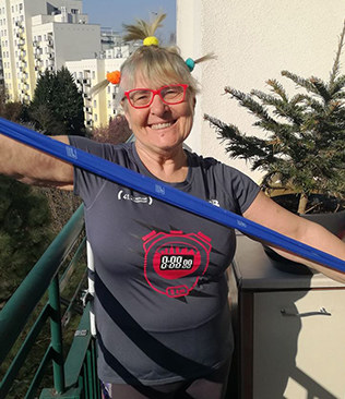Barbara Tukendorf, pasjonatka biegania, uczestniczka akcji #Daję100%, zachęca wszystkich do aktywności na balkonie /INTERIA.PL/materiały prasowe