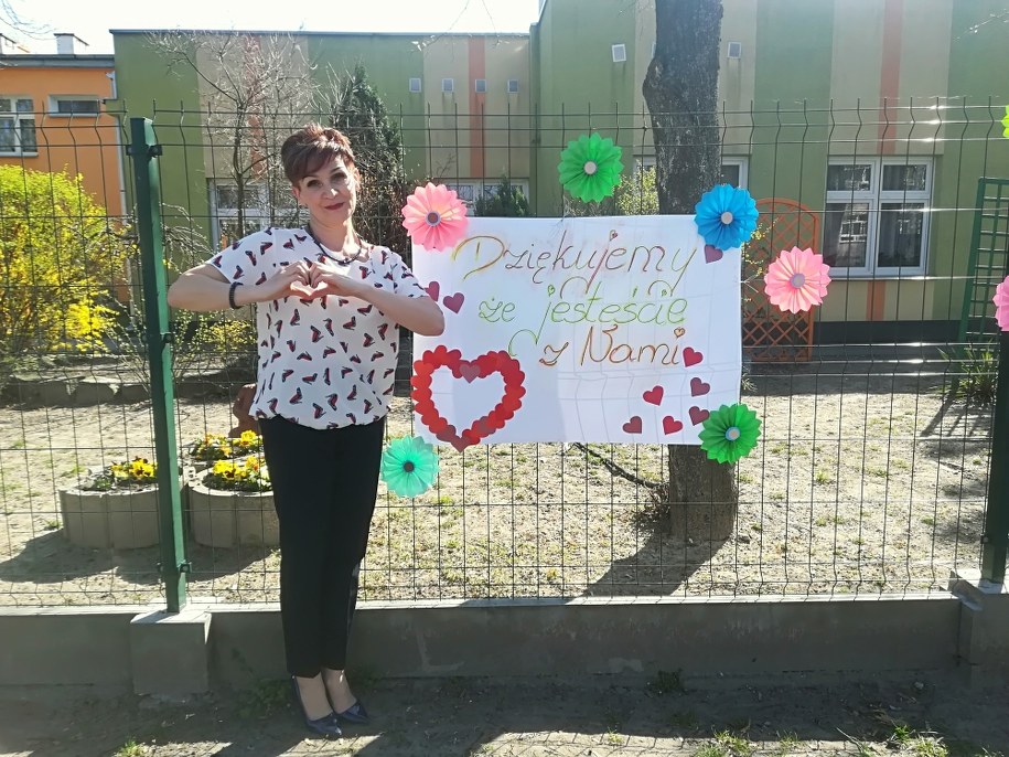 Barbara Zych, kierowniczka Zakładu Pielęgnacyjno-Opiekuńczego w Tarnobrzegu, przy jednym z plakatów wywieszonych na ogrodzeniu placówki /Zakład Pielęgnacyjno-Opiekuńczy w Tarnobrzegu /Gorąca Linia RMF FM