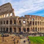 Barbarzyńskie zachowanie turysty. Wyrył imiona na murze Koloseum