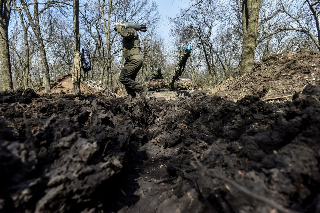 Barbarzyństwo Rosjan. Obcinają głowy ukraińskim żołnierzom